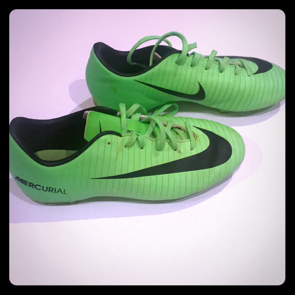 Boys youth size 4 outdoor soccer cleats